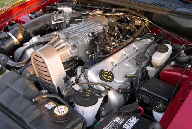 Collector 2003_Ford_Mustang_Cobra_32v_Supercharged_engine