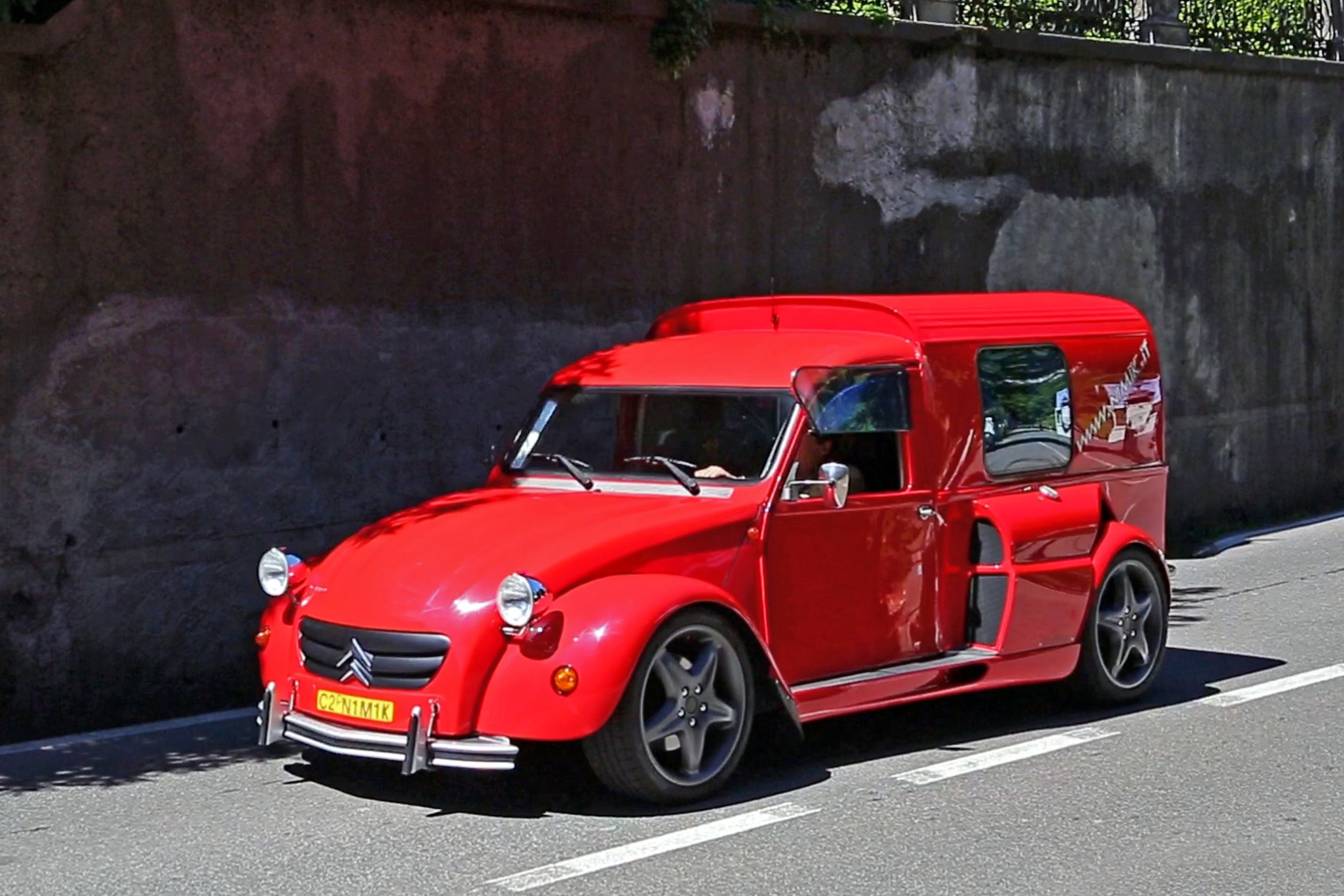 Citroen 2cv fourgonnette Ferrari