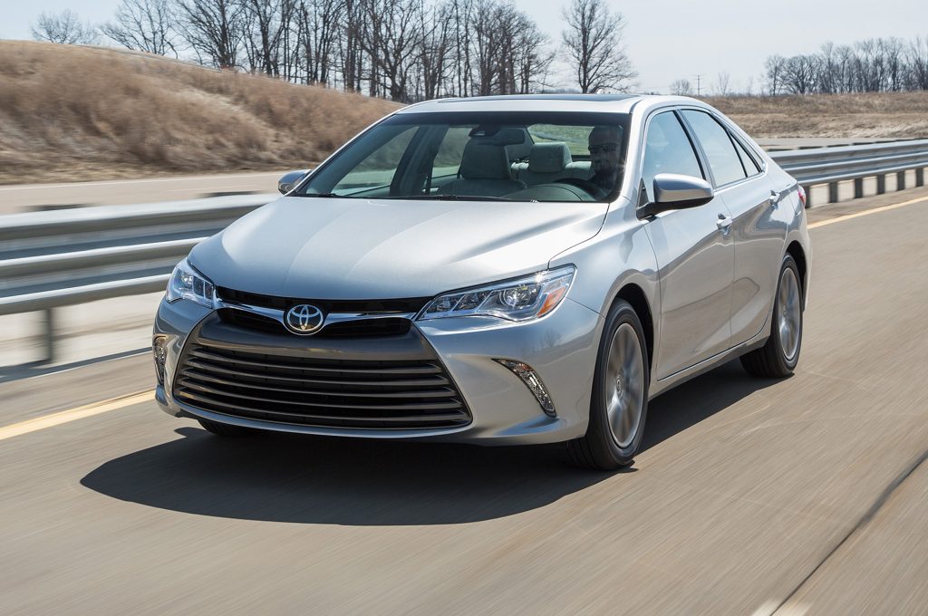 2015-toyota-camry-xle-front-side-motion-view – Autowise