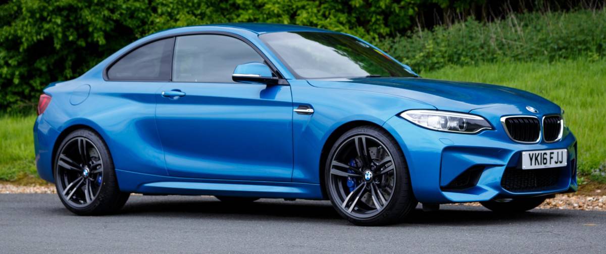 2016 BMW M2 - right side view